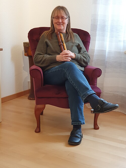 Sally Turner im Sessel mit Blockflöten
